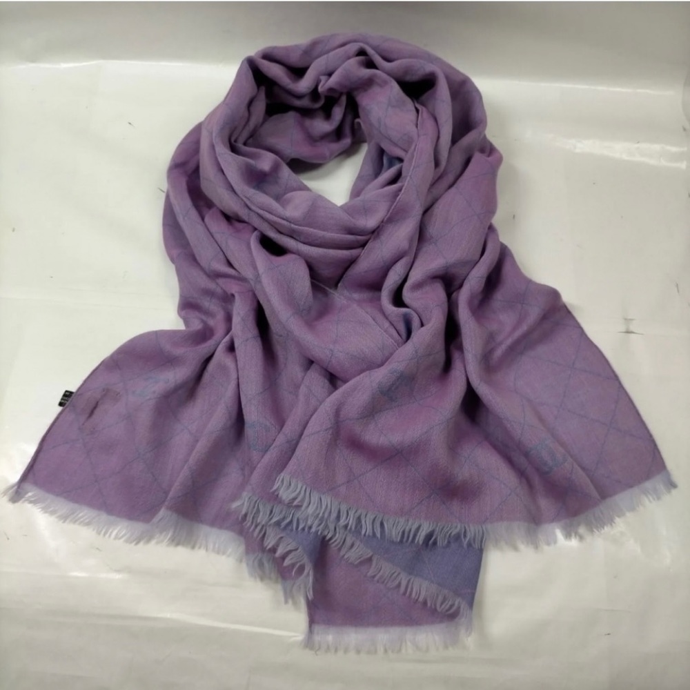 CHANEL Purple and Light blue
CASHMERE SCARF - Picture 4 of 12